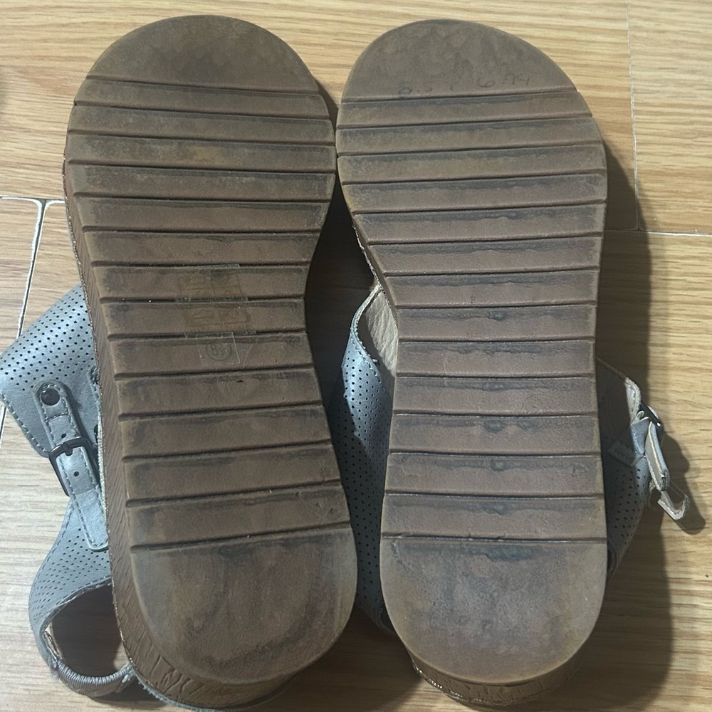 Ladies 8.5 blue Gray Perforated Women's thong wedge Sandals - Picture 6 of 7
